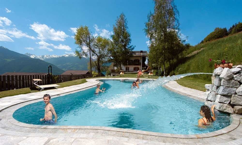 Urlaub auf dem Bauernhof und Schwimmbad beim Nachbarn